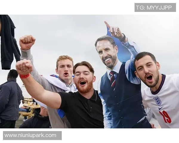 足球明星亲临赛场助威球迷热情高涨共同见证精彩瞬间 足球明星亲临赛场助威球迷热情高涨共同见证精彩瞬间